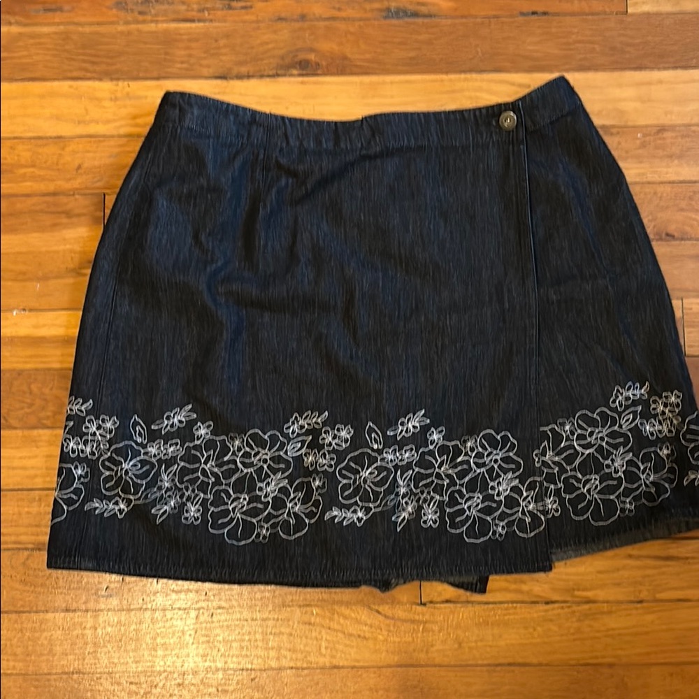 Liz Claiborne Floral Embroidered Denim Skort.